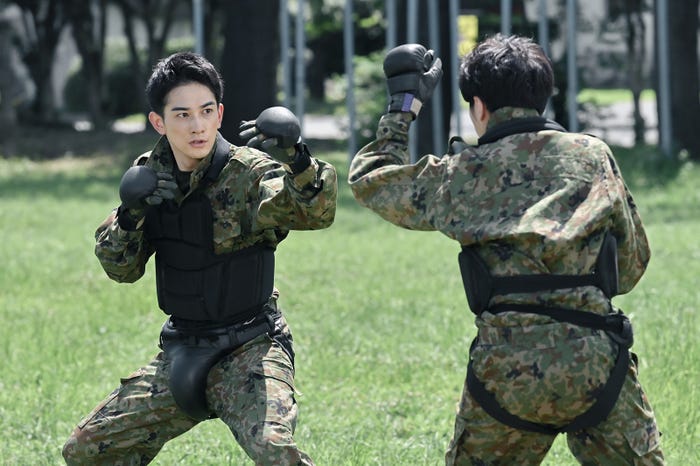 (左)町田啓太/「テッパチ!」第8話より(C)フジテレビ