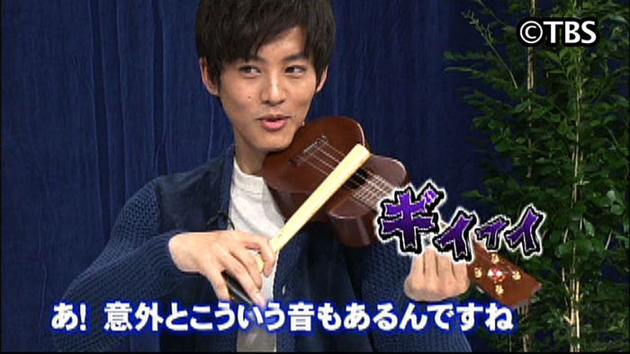 ウクレレとトンカチを使って演奏