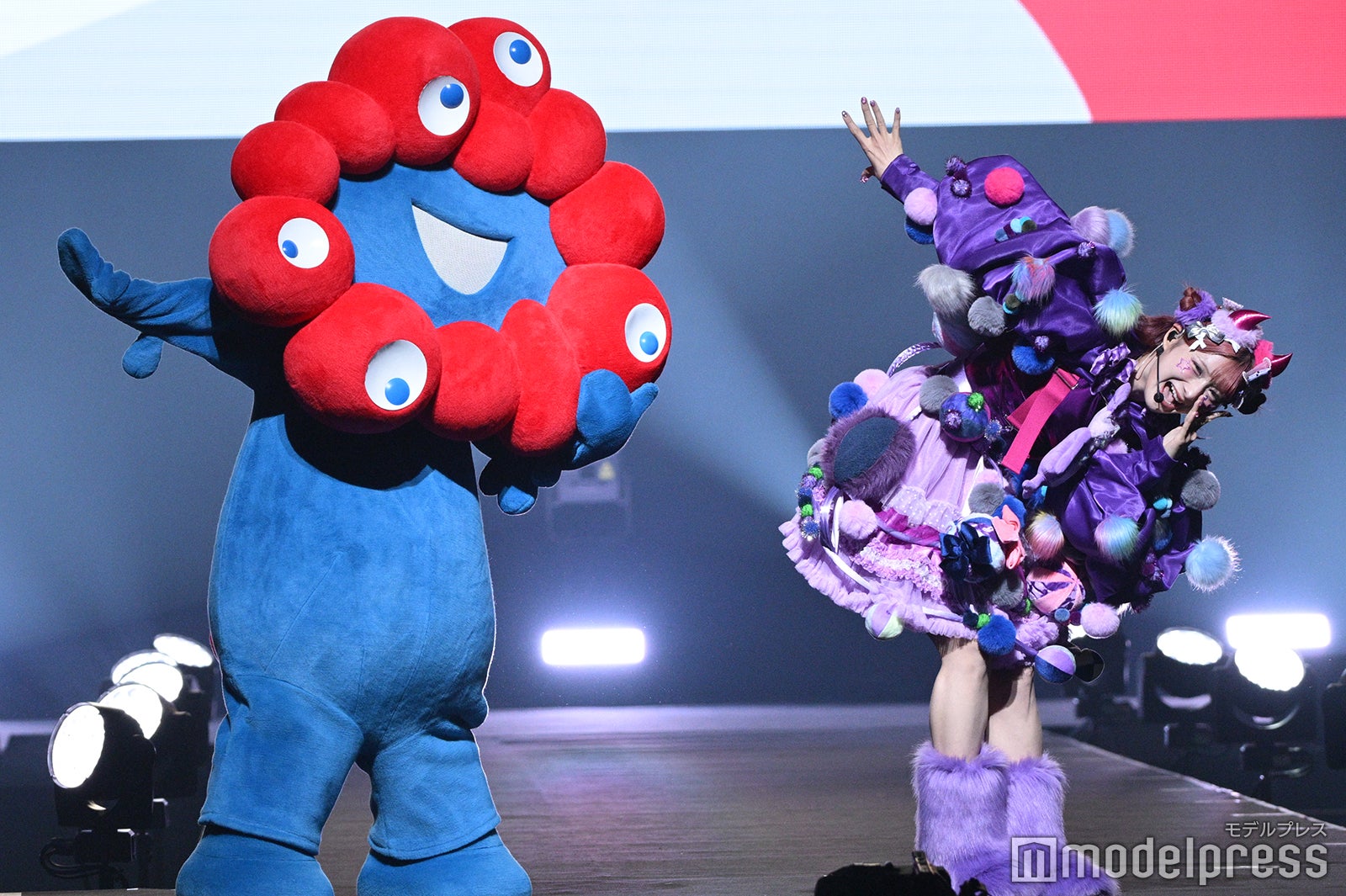 ミャクミャク、しなこ（C）モデルプレス