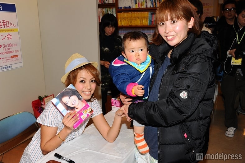 レシピ本「美和ママごはん■（＝ハート）」の発売記念イベントを行った中林美和