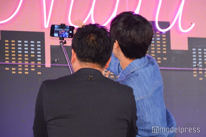 古家正亨を記念撮影に巻き込むイ・ドヒョン(C)モデルプレス