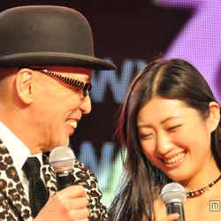 (左から)談笑するテリー伊藤、壇蜜