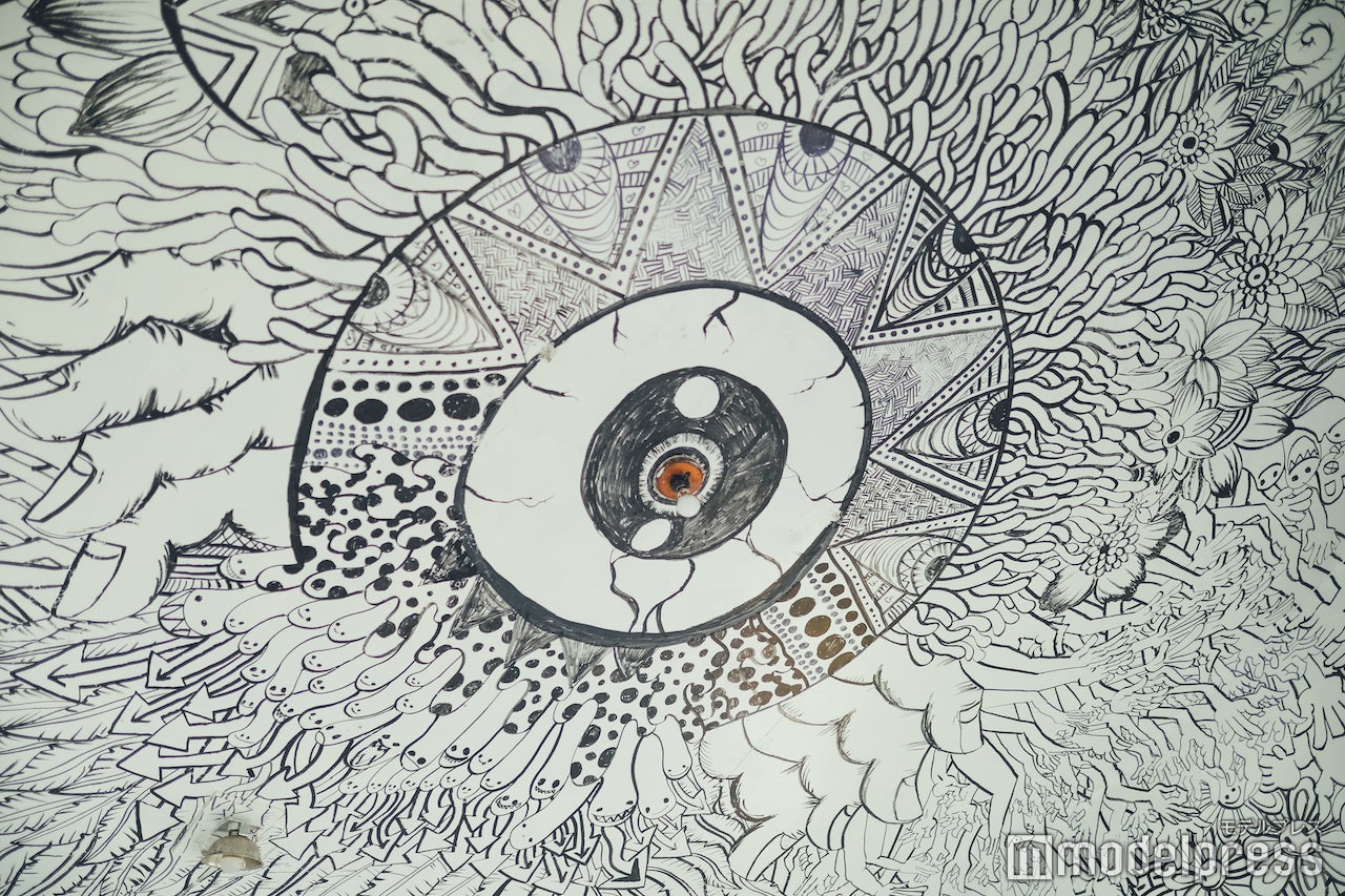 大きな目玉のアートは、遊んでいる子どもや電車を待つ人、農作業するお年寄りなど、たくさんの人を見守る目であってほしいという願いを込めて描いたそう。 （C）モデルプレス