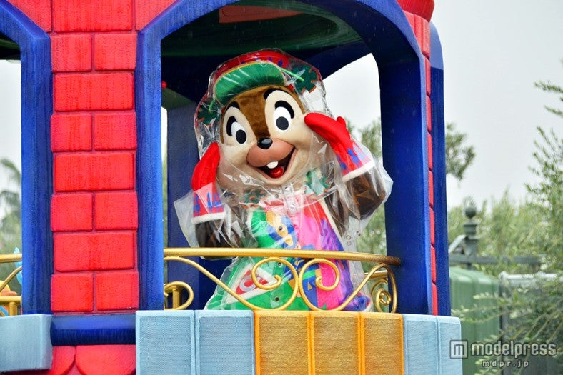 雨天バーションの「ディズニー・サンタヴィレッジ・パレード」