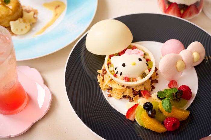 ハローキティのかくれんぼホワイトチョコドームにフルーツを添えて¥2,200(提供画像)