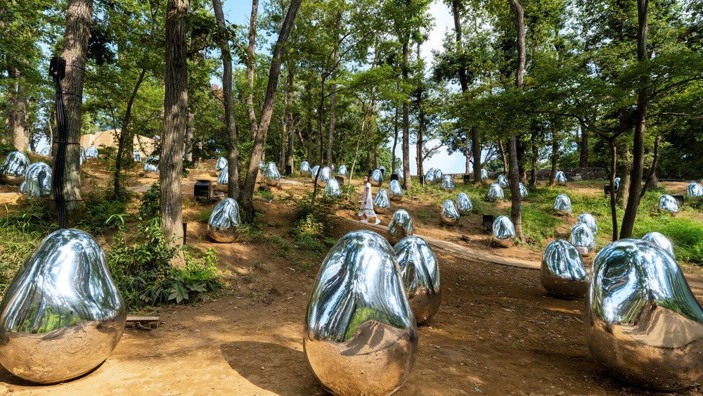 自然の木々と人工モニュメントの不思議なコントラスト（C）チームラボ