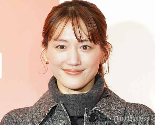 綾瀬はるか、ノースリーブ姿で美肩チラ見せ MCの“お願い”に笑顔で対応