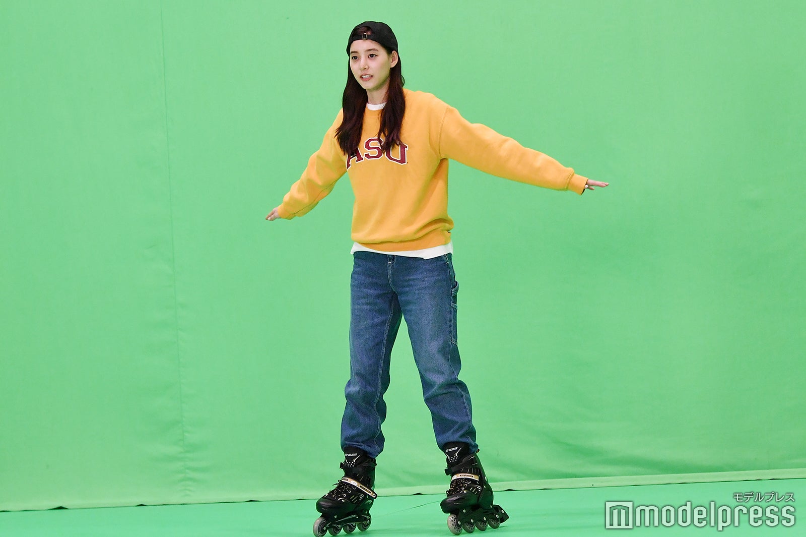 自らが提案したローラーブレードを披露する新木優子（C）モデルプレス