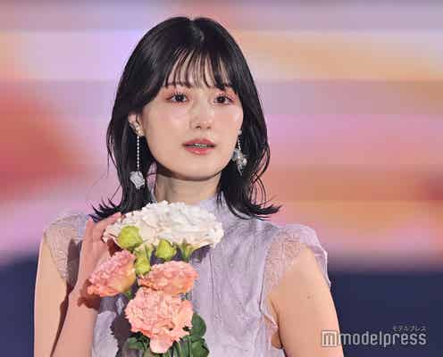 鶴嶋乃愛、ノースリワンピで肌見せ ポージングセンス光る【GirlsAward 2024 S/S】