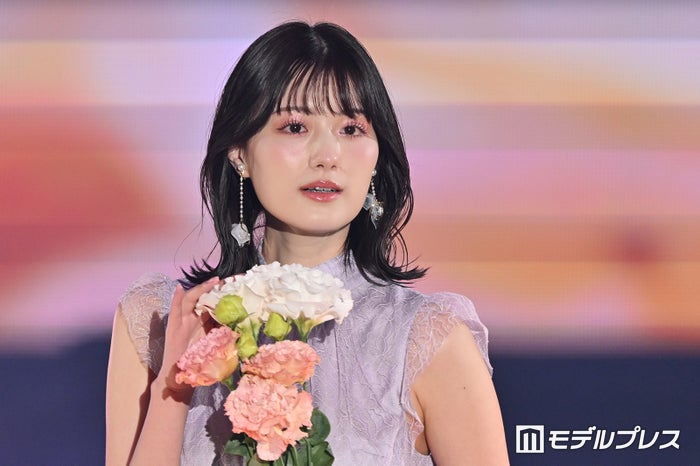 鶴嶋乃愛、ノースリワンピで肌見せ ポージングセンス光る【GirlsAward 2024 S／S】