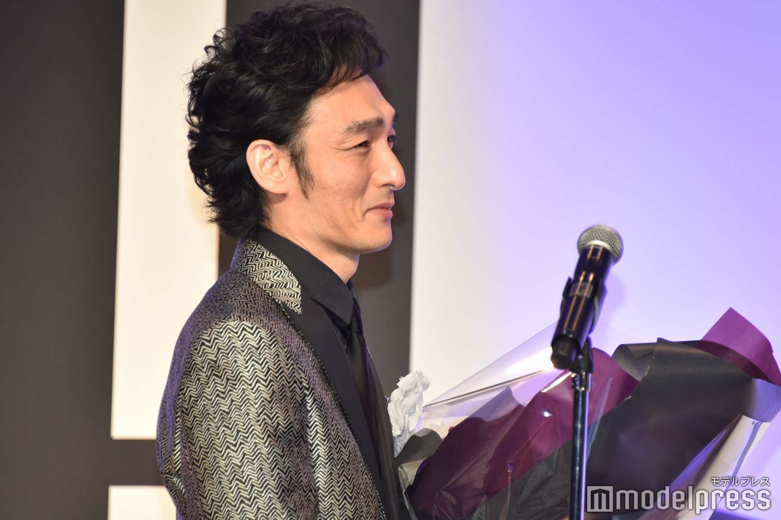 堤真一からの言葉を噛み締める草なぎ剛 （C）モデルプレス