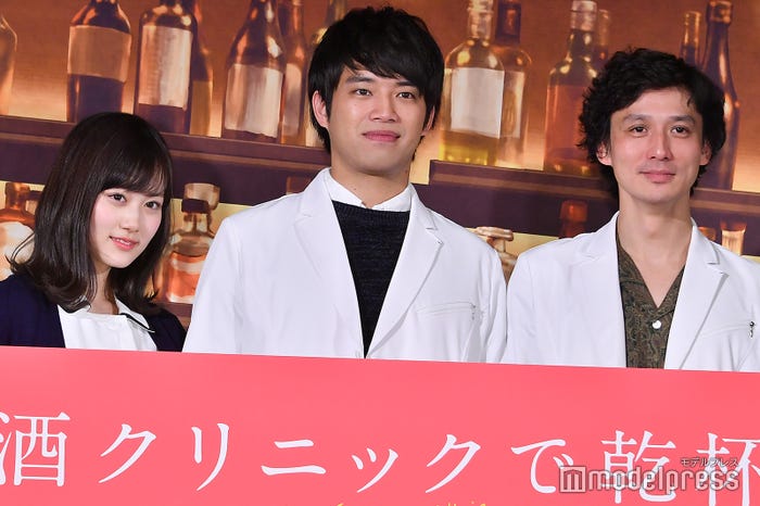 山下美月、三浦貴大、安藤政信/「神酒クリニックで乾杯を」(C)モデルプレス