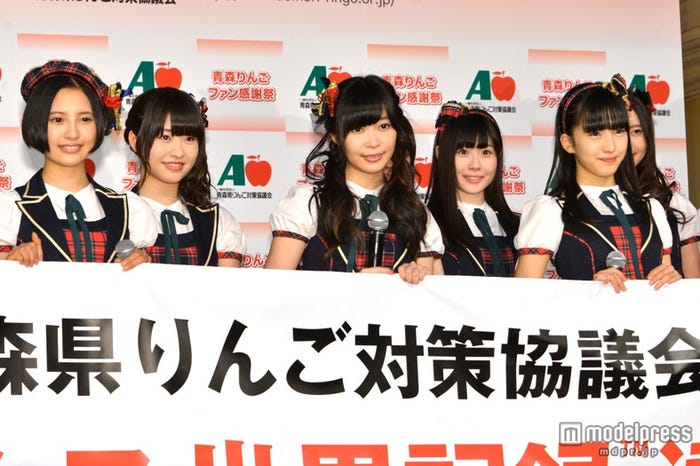 左から:兒玉遥、中西智代梨、指原莉乃、谷真理佳、田島芽瑠