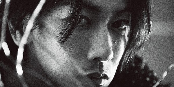 佐藤健、クールな視線＆無精髭姿で「プラスアクト」両面表紙飾る