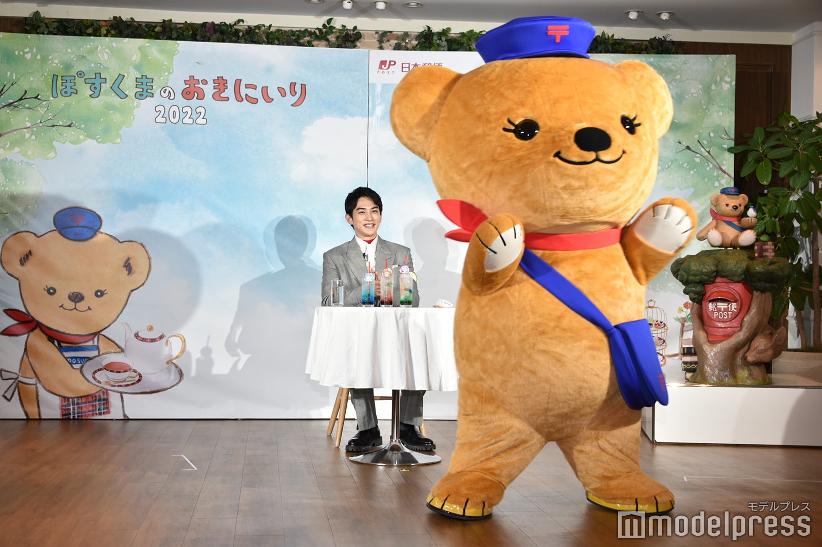 ぽすくまの退場を「横歩きすごい」と見届ける町田啓太（C）モデルプレス