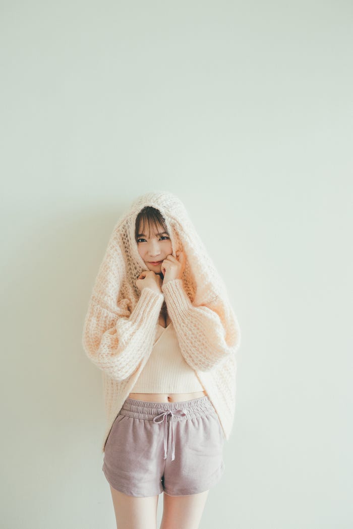 秋元真夏/卒業記念写真集「振り返れば、乃木坂」通常版裏表紙(撮影/東京祐)