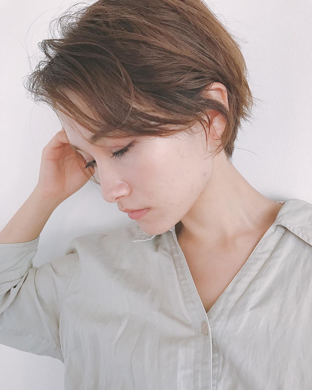 ショートカット斜めショットの女性