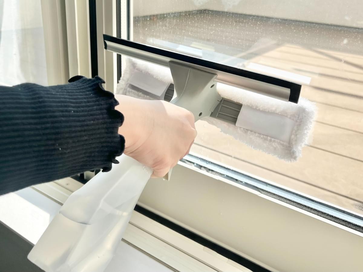 【本音レビュー】ワッツの「3WAYワイパー」を使ってみた！ 後回しだった窓掃除が、自然と習慣に