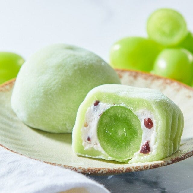 シャトレーゼ　シャインマスカット　期間限定スイーツ　山梨県産シャインマスカットのぶどう大福ホイップクリーム入り