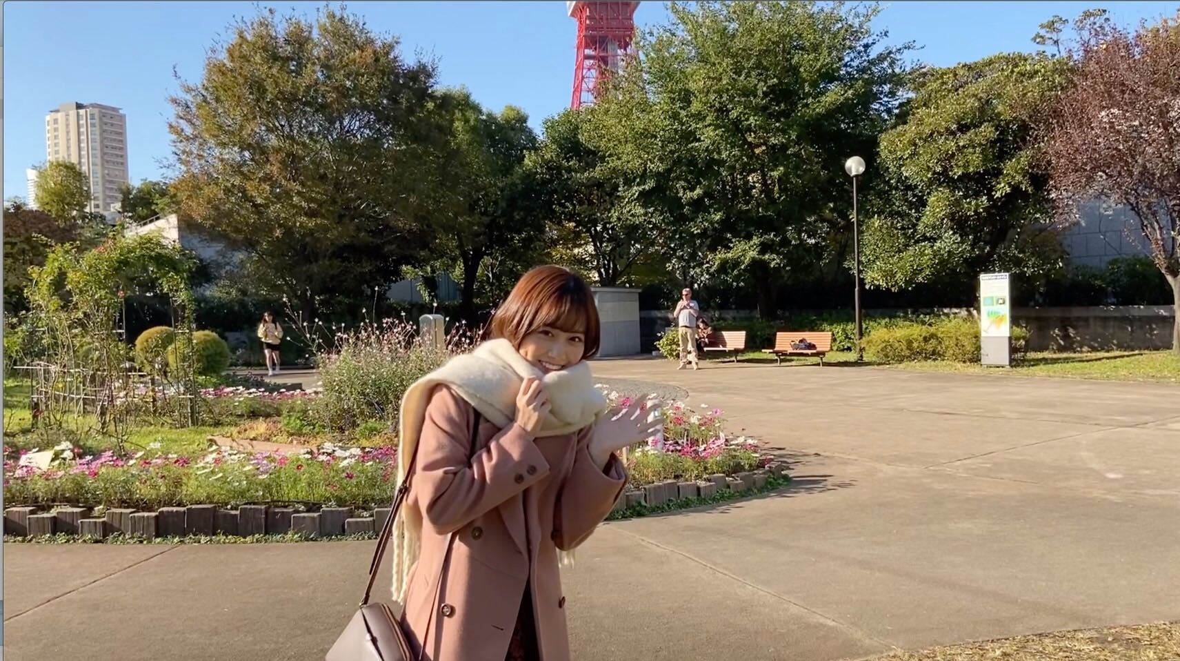 待ち合わせ場所にやってきた山下美月（提供写真）