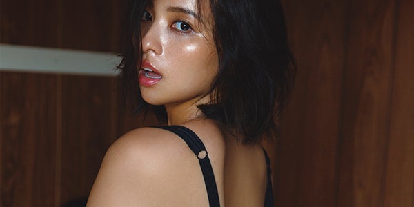 水崎綾女、エキゾチックな美貌＆グラマラスボディ 10年ぶり写真