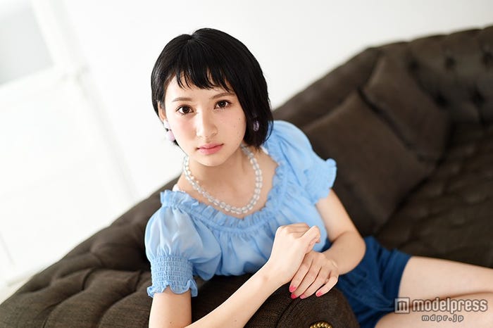 「いつかはニコルちゃんみたいに、単独で表紙をやりたい」/荻原里奈