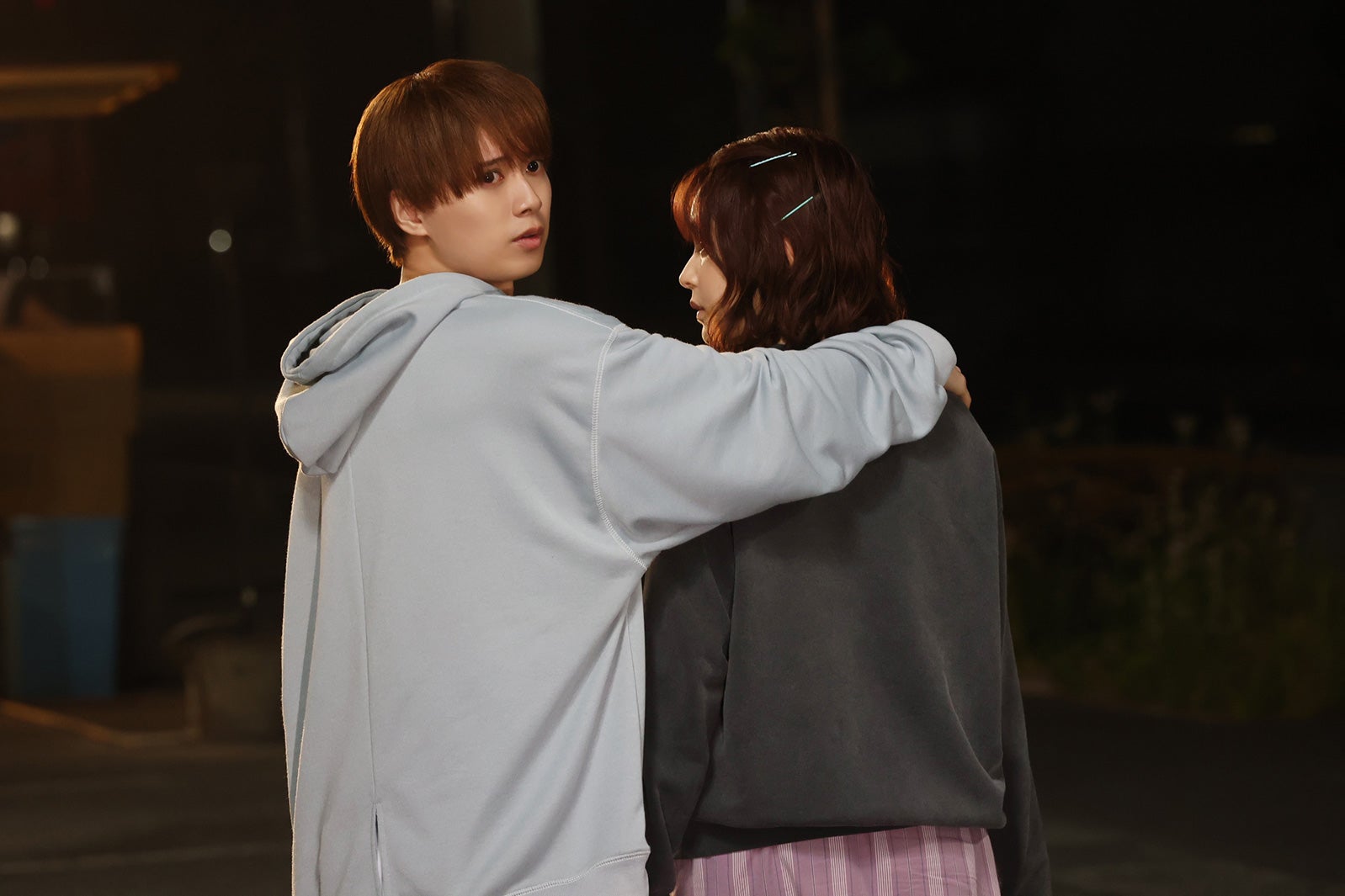 HiHi Jets井上瑞稀＆久間田琳加、肩を抱き寄せ急接近「おとななじみ」場面写真解禁