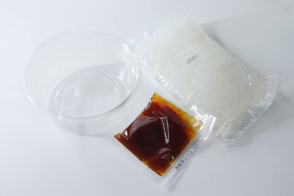 麻辣湯こんにゃくヌードルの麺、スープ、空のカップ 麻辣湯こんにゃくヌードルの麺、スープ、空のカップ