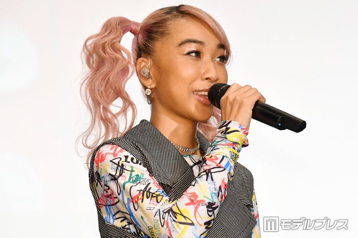 青山テルマ 青髪イメチェンで医療従事者へ感謝 新ヘアに絶賛の声 モデルプレス