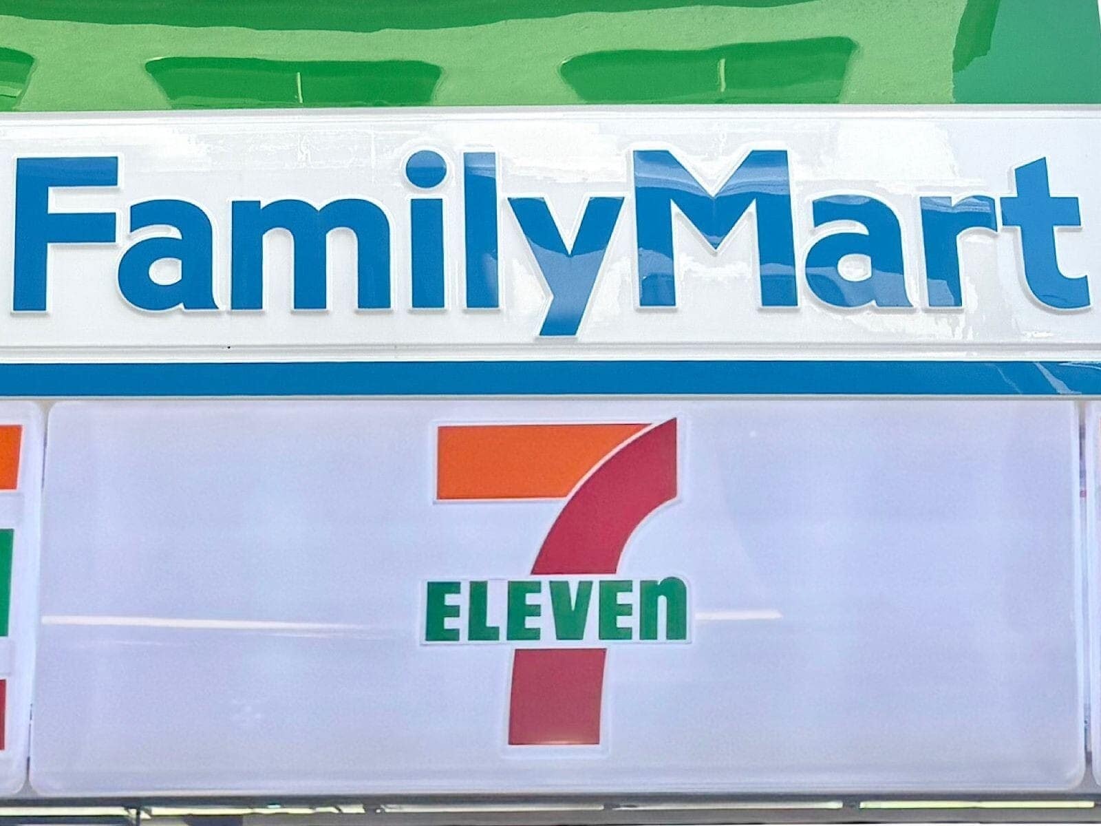 「有名ショコラティエ監修スイーツの完成度に感動…」コンビニ限定チョコスイーツ3品を実食レビュー