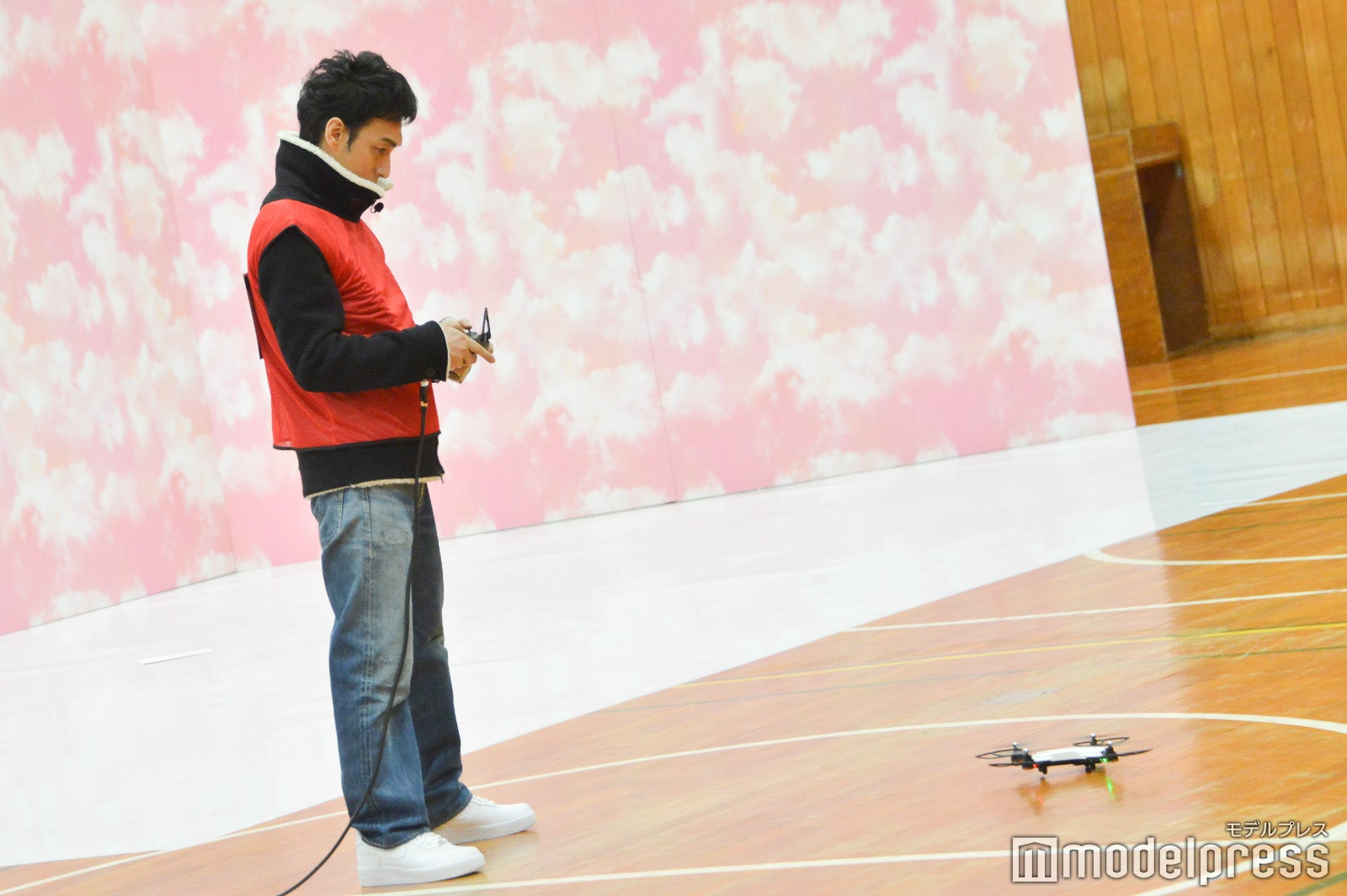 スタンバイ中もドローンの練習をする草なぎ剛 （C）モデルプレス