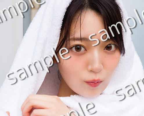 乃木坂46阪口珠美、ピンク水着で見つめる愛らしい姿 1st写真集「青いバラ」封入特典第5弾解禁