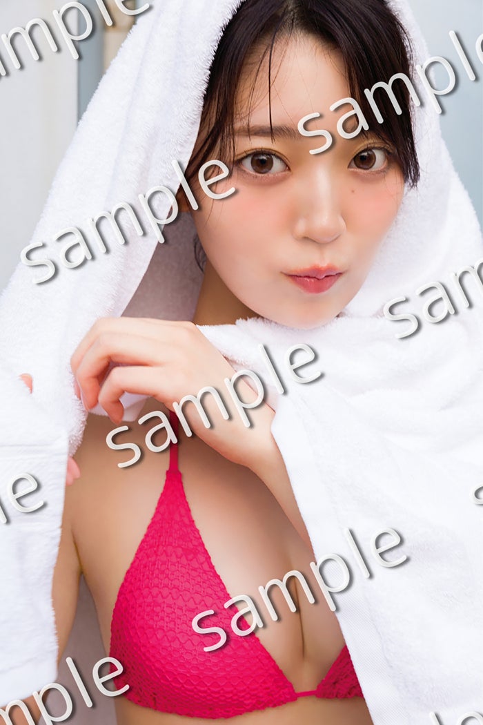 乃木坂46阪口珠美、ピンク水着で見つめる愛らしい姿 1st写真集「青いバラ」封入特典第5弾解禁