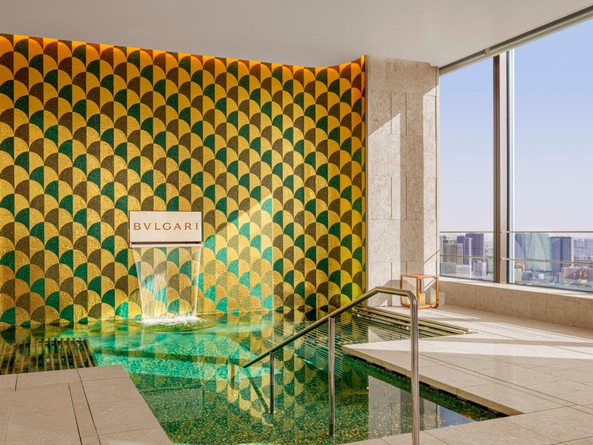 プールの壁のモザイクは古代ローマのカラカラ浴場の床がモチーフ