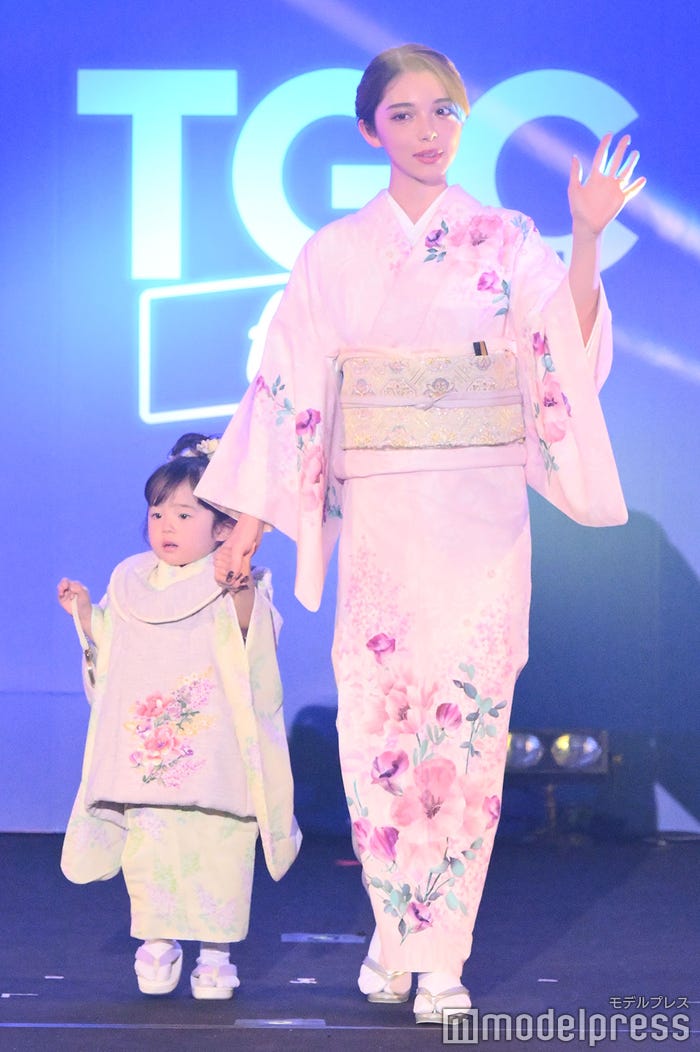 (右)渡辺リサ(C)モデルプレス