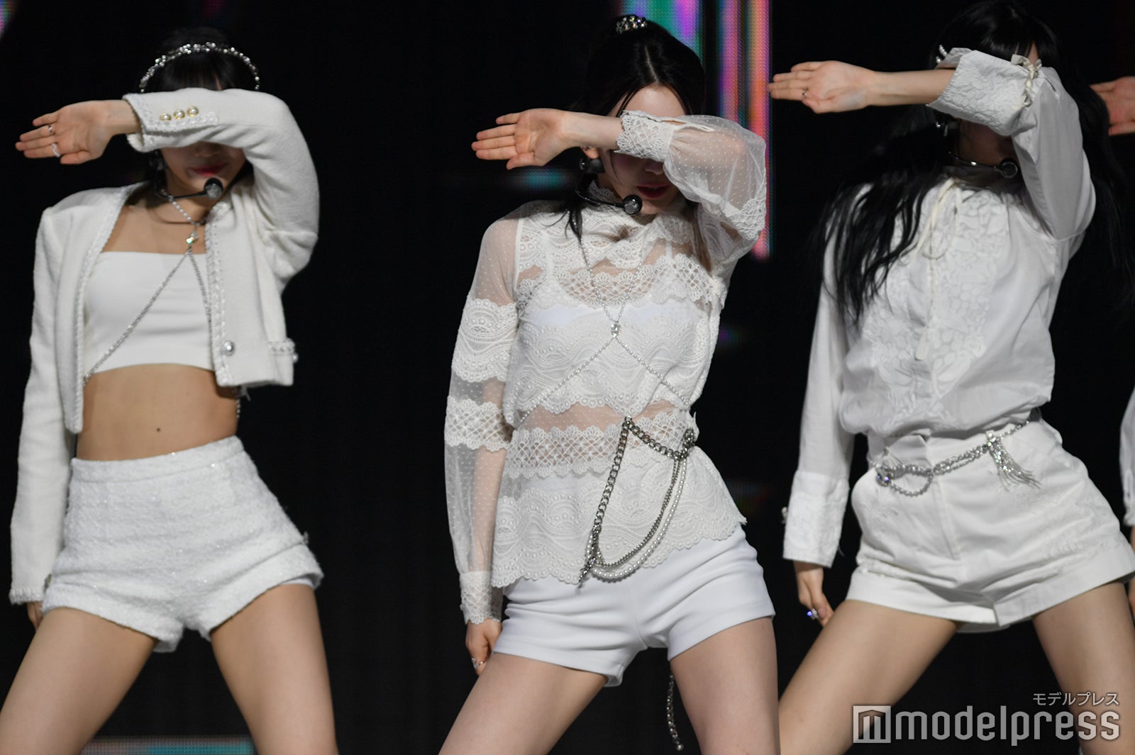 “目隠しポーズ”で魅せるCHAEWON、SAKURA、EUNCHAE （C）モデルプレス