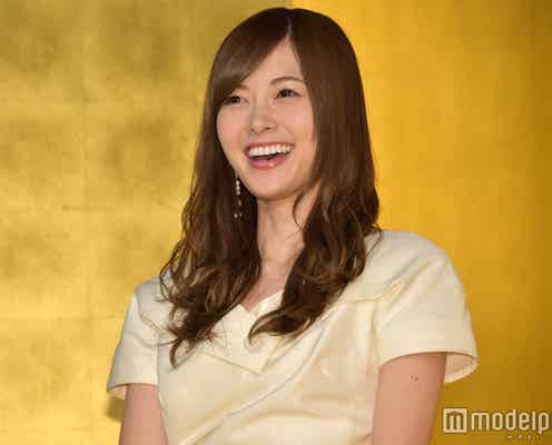 乃木坂46白石麻衣、笑顔全開!純白コーデで美脚披露