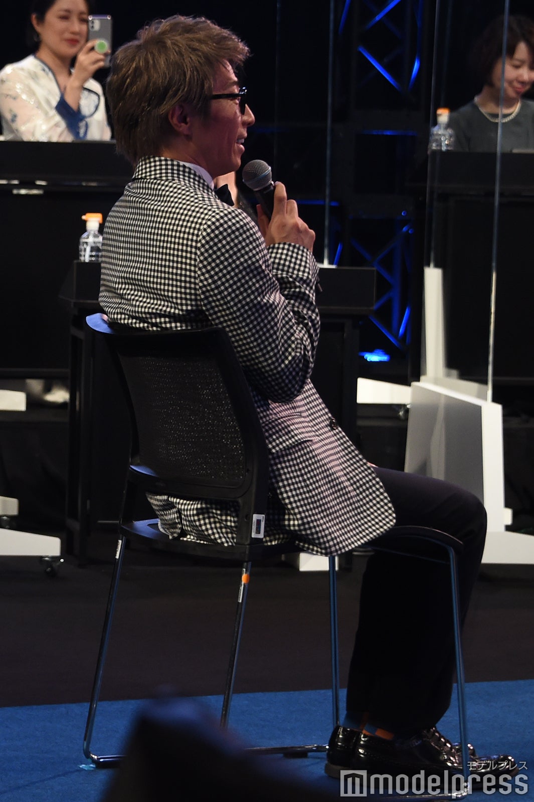 錦鯉の漫才を見る田村淳 （C）モデルプレス