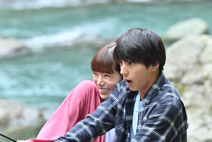 桜井ユキ、荒木飛羽(C)TBS