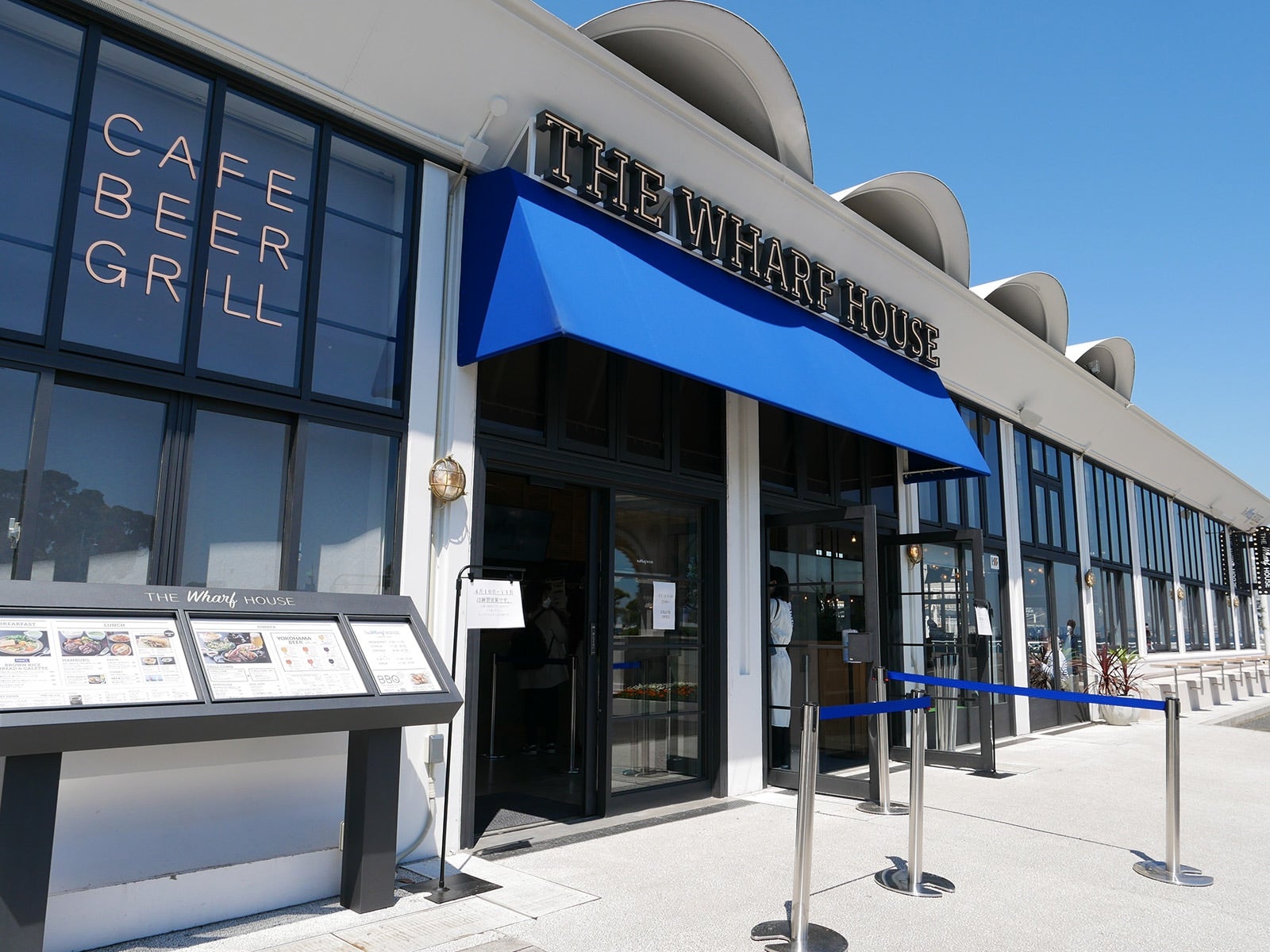 「ザ・ワーフハウス山下公園」は9:00からカフェが、10:00から足湯テラスがオープン