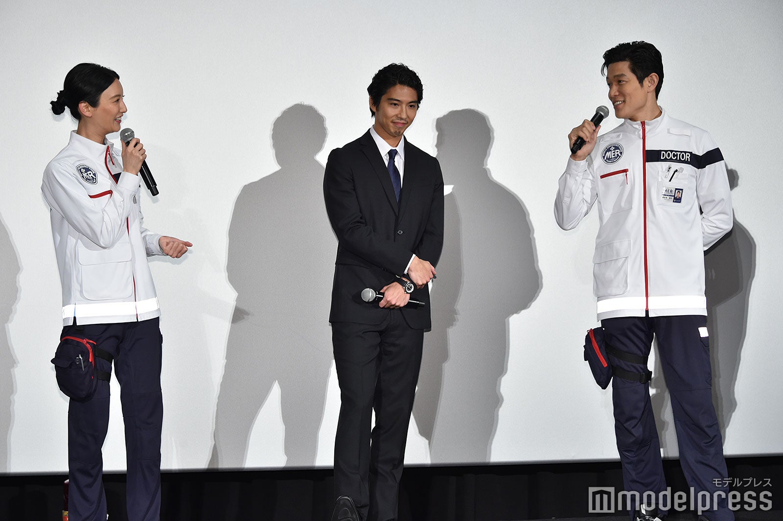 菜々緒、賀来賢人、鈴木亮平（C）モデルプレス