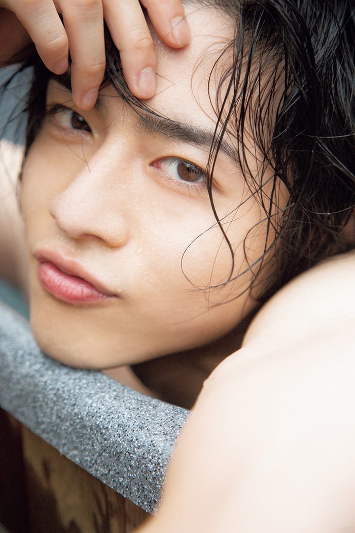 飯島寛騎セカンド写真集「六彩」(C)主婦と生活社