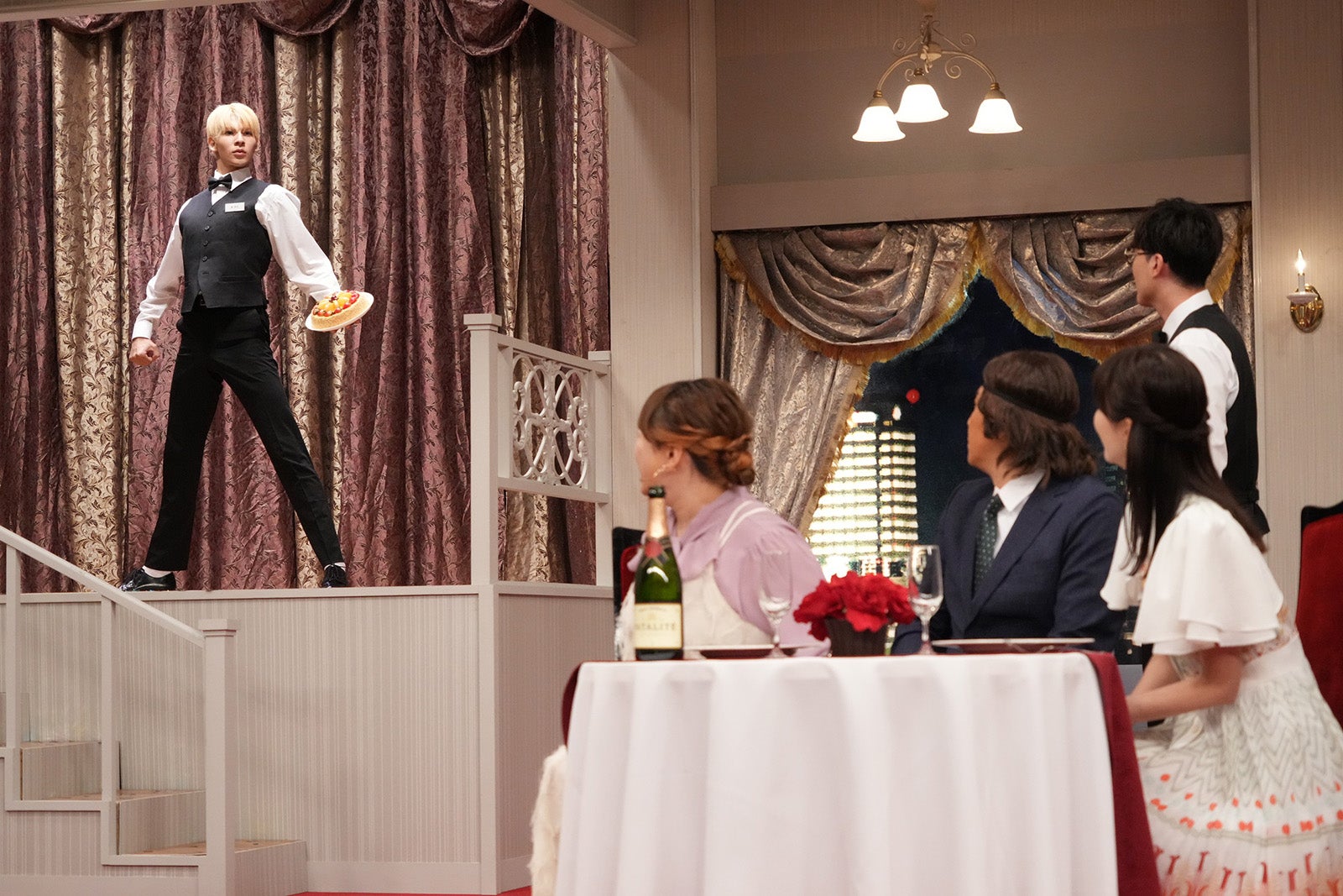 「元Jリーガー・蹴人と元ダンサーの素哲夫くん」（左から）ラウール、丸山礼、長田庄平、岡崎紗絵、菊田竜大（C）フジテレビ