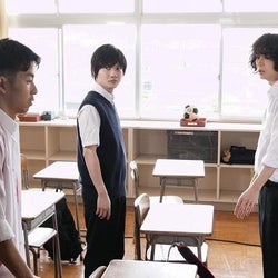 菅田将暉&神木隆之介&仲野太賀、制服に身を包んだ“高校時代”の場面カット公開<コントが始まる>