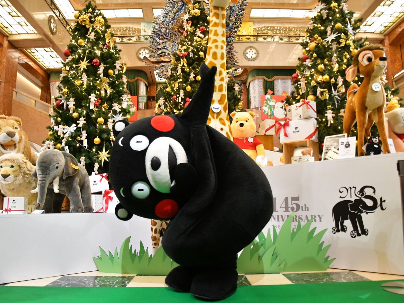 必殺上目づかいのイケメソくまモン＝11月30日、東京都中央区