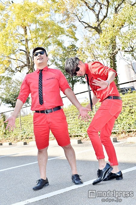 8.6秒バズーカー（左から：はまやねん、田中シングル）