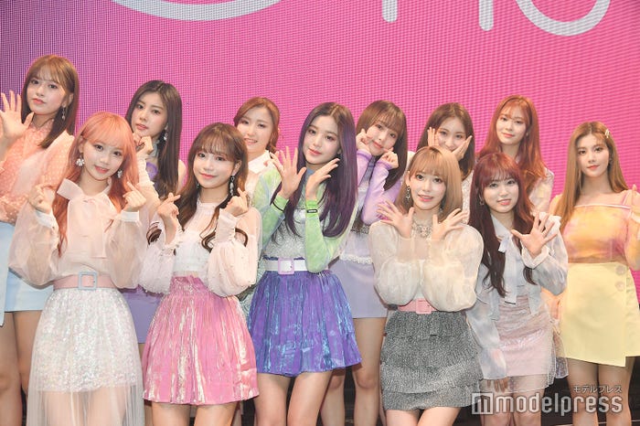 IZ*ONE(前列左から)キム・チェウォン、チョ・ユリ、チャン・ウォニョン、宮脇咲良、矢吹奈子、クォン・ウンビ(後列左から)アン・ユジン、カン・ヘウォン、本田仁美、チェ・イェナ、イ・チェヨン、キム・ミンジュ (C)モデルプレス