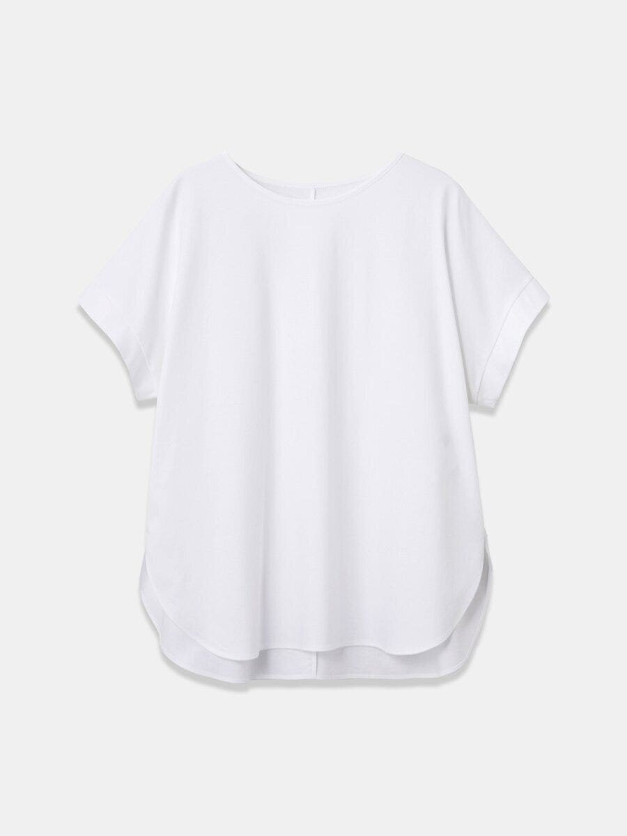 PLSTの白いTシャツを平置きで撮影した商品写真