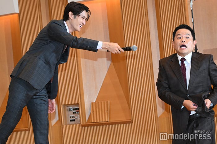 津田篤宏のサプライズ登場に笑いが止まらない向井康二(C)モデルプレス