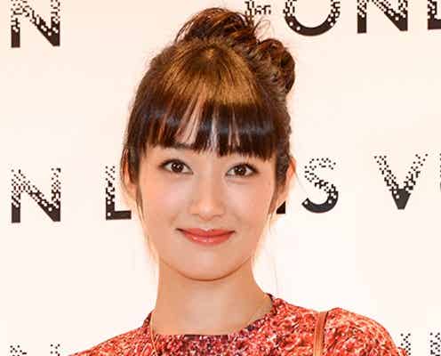 高梨臨「ルイ・ヴィトン」の華やかドレスで艶やか美脚を披露